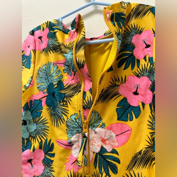 Art Class Cut Out Rash Guard - Picture 3 of 4